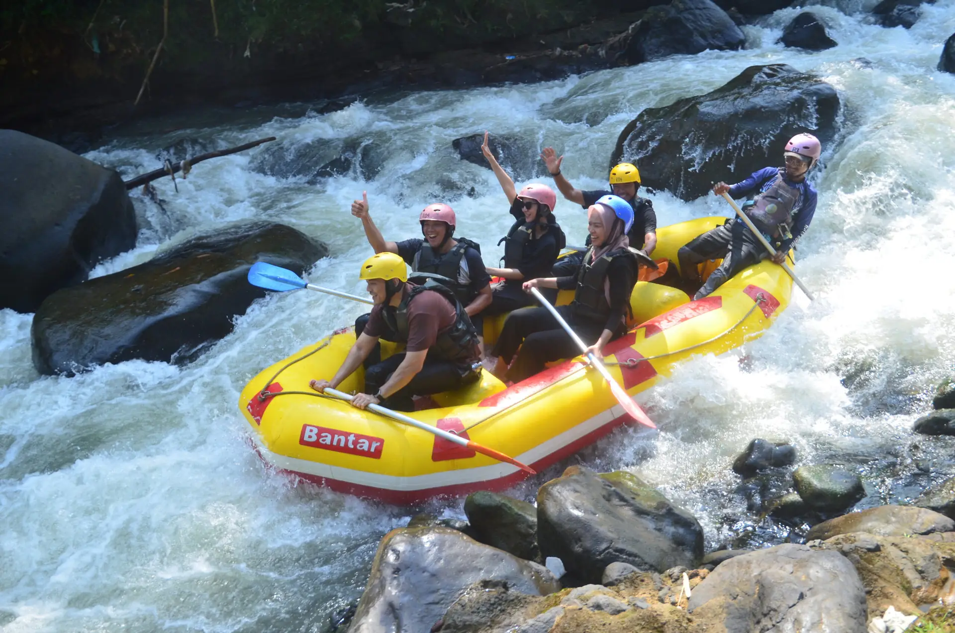 Perahu kuning di tengah jeram berbatu