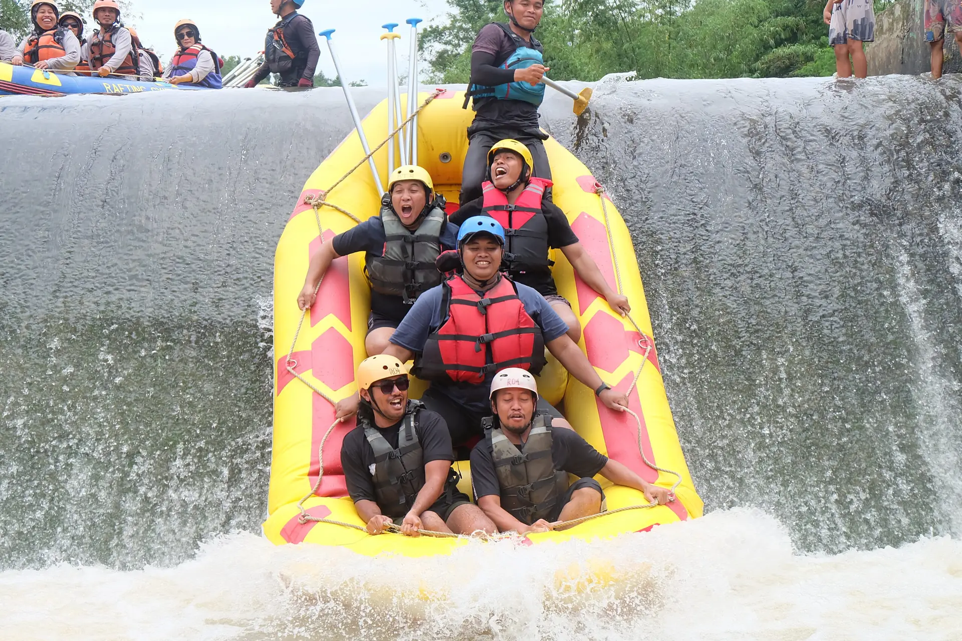 Perahu kuning melewati bendung sungai