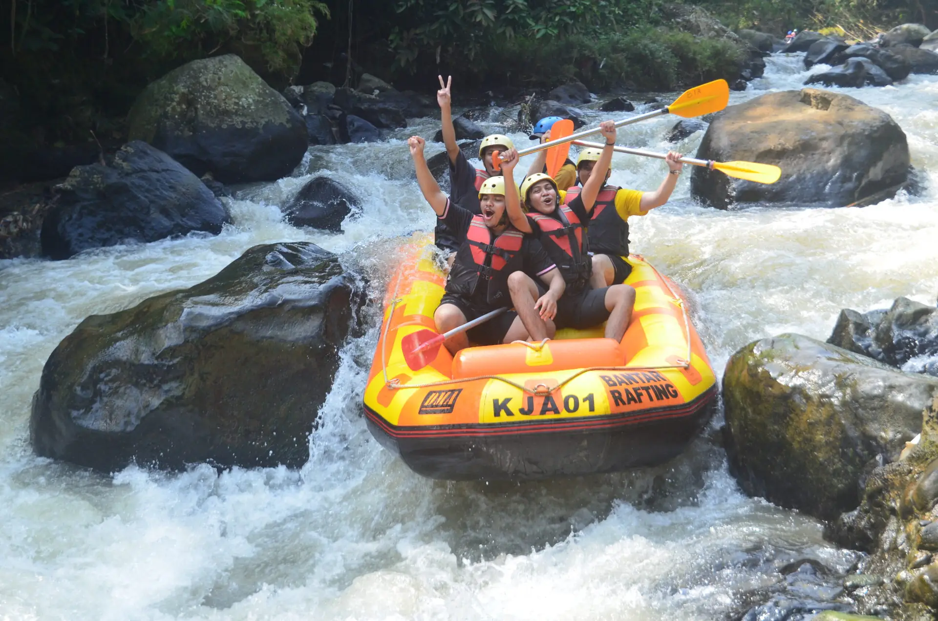 Tim mendayung perahu kuning secara kompak