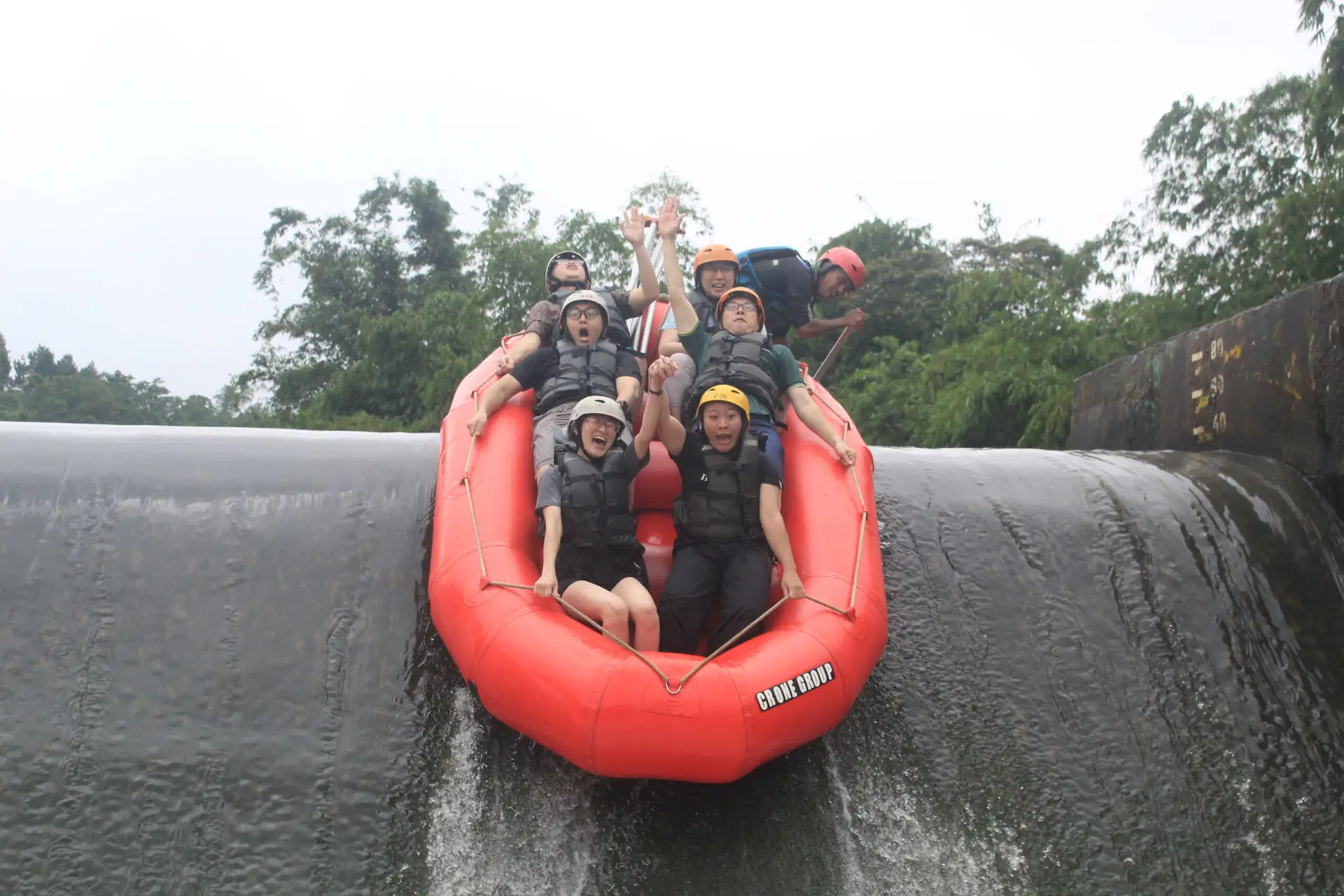 Perahu merah di atas bendung dengan langit terbuka